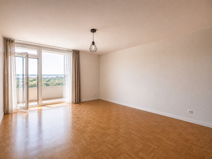 Kapitalanleger aufgepasst! 4% Rendite! - Helle 3-Zi.-Wohnung im 9. OG – Wohnzimmer (Leer)