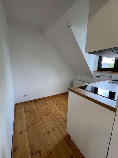 Charmante Dachgeschosswohnung mit neuer Einbauküche – ruhige Lage in Heiligenhaus – Küche vom Flur