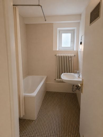 3-Zimmer-Wohnung mit neuer Einbauküche in zentraler Lage von Augsburg – Badezimmer