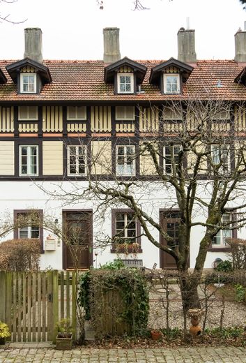 Hausansicht vorne im Winter