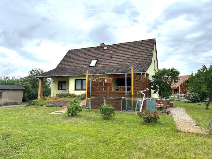 RESERVIERT: 160 m² Wohnfläche, 879 m² Grundstück: Viel Platz für Familie, Arbeit und eigene Ideen – Garten- und Rückansicht