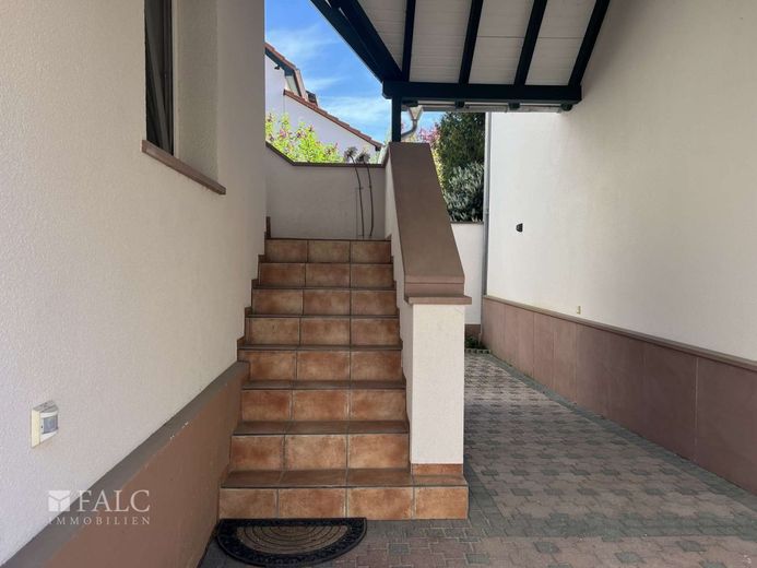 Top Investment, gepflegtes Mehrfamilienhaus in Wörth am Main – Eingang zum Treppenhaus