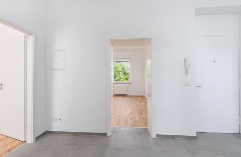 Leben in einer renovierten 3-Zimmer Wohnung mit Balkon – Flur