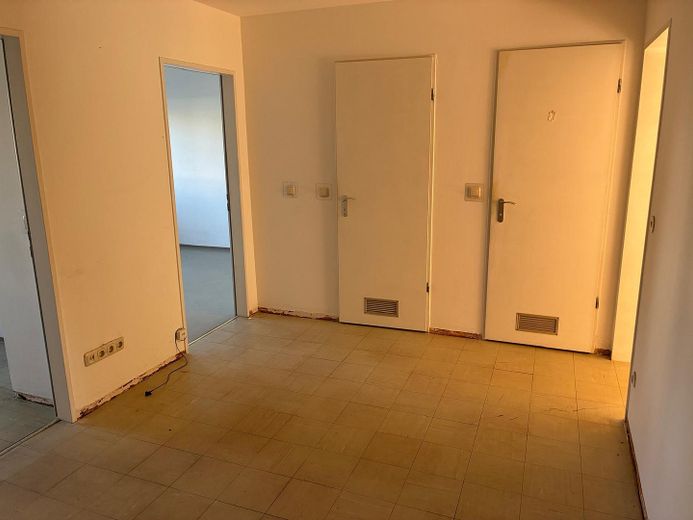Licht 3-kamerappartement op de bel-etage met tuingedeelte in Germering – Flur