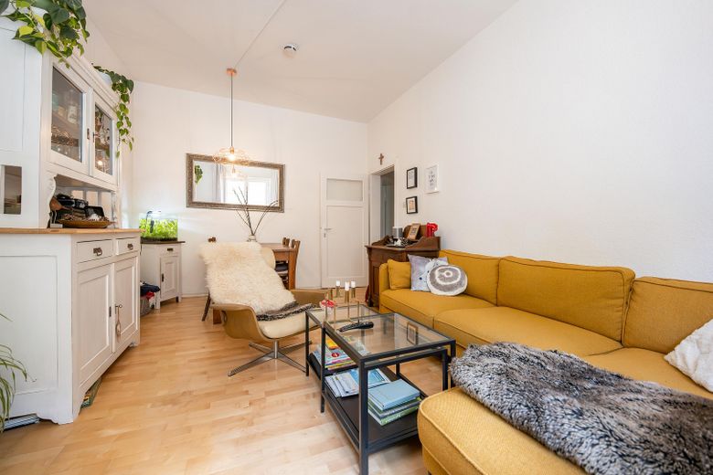 Provisionsfrei! Charmante vermietete 2-Zimmer-Altbau-Wohnung (ca.51 m²)+Balkon in der Südweststadt – Wohnzimmer