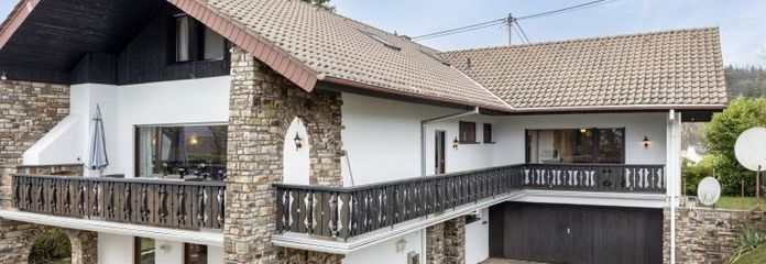Maison individuelle représentative avec grand jardin