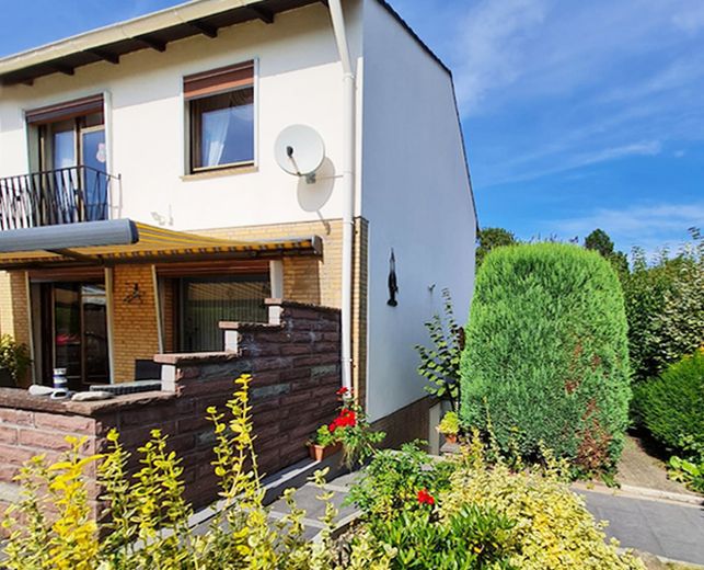 Gemütliches, sehr gepflegtes Endreihenhaus mit großem Garten und Vollkeller in ruhiger Lage! – Die schöne Terrasse mit elektrischer Markise und separatem Kellereingang