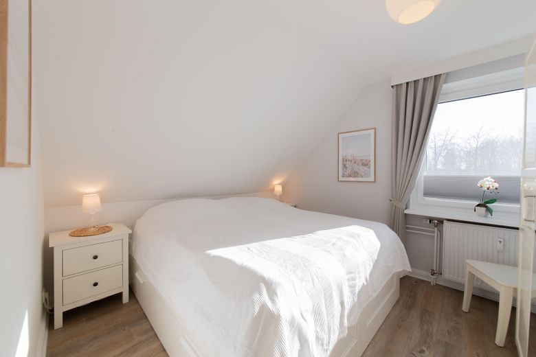 1. Schlafzimmer Wohnung DG