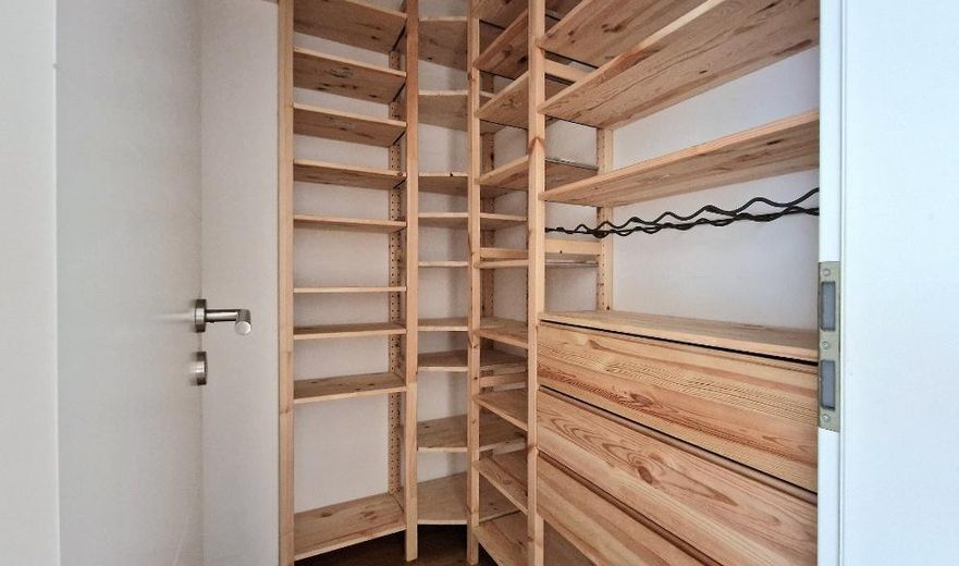 Neues Glück 🏡 Neues Zuhause – Einbauregale im Abstellraum