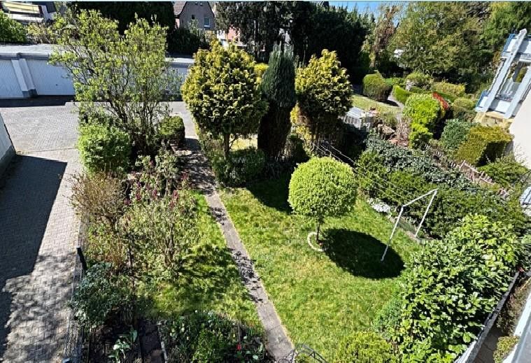 Solido condominio plurifamiliare in piacevole viale con giardini in vendita – Garten