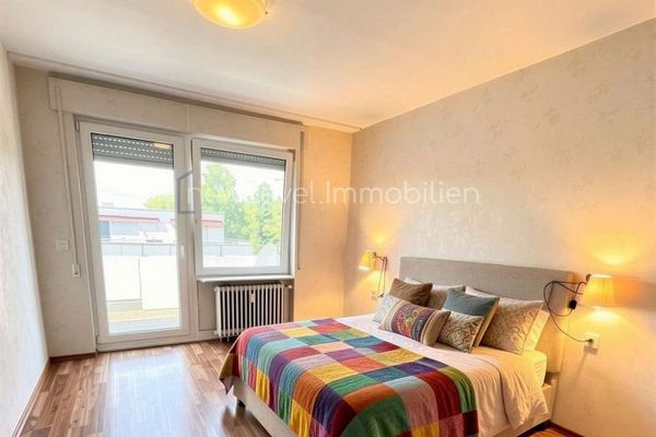 Abitare tranquillo a Göppingen: curato appartamento di 3 locali con ampia terrazza e garage