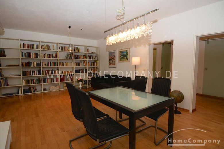 Helle und stilvoll möblierte Wohnung mit großem Balkon und Gartenblick – 29fe240861d8e02809f081017a1a4a62014bff70.jpg