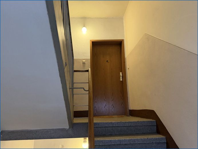 ** Nur zur Kapitalanlage ** Top-vermietete &amp; renovierte 2-Raum-Wohnung! – Treppenhaus