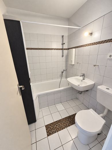 Sonnige 3-Zi.-Whg. mit großem Balkon in Trudering, sehr gepflegte grüne Anlage. Provisionsfrei – BAD