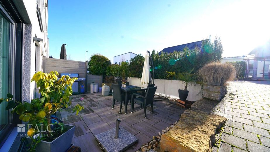 Doppelhaushälfte mit herrlicher Terrasse und A+ - FALC Immobilien – Terrasse