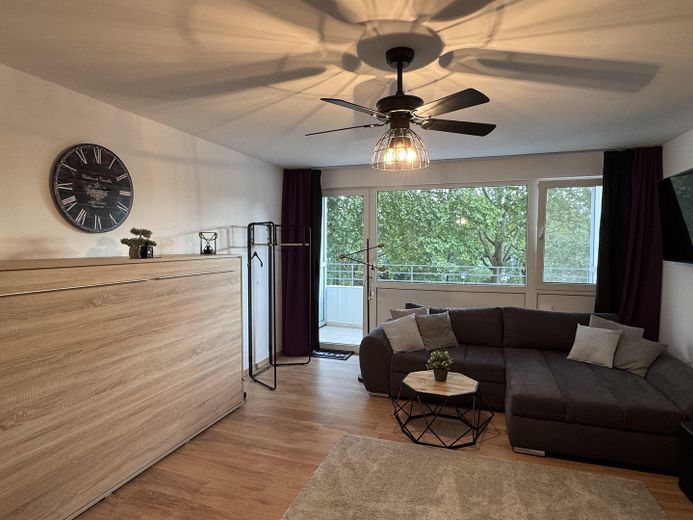 Kernsanierte 1-Zimmer-Wohnung mit Balkon, 47 m², 2. OG in Frankenthal – Wohnzimmer