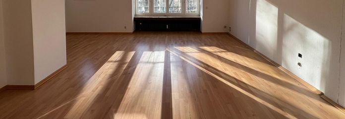 geräumiges Wohnzimmer