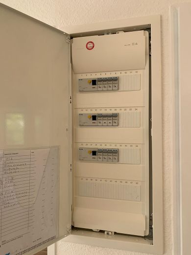 Gruntownie odnowione mieszkanie 3-pokojowe w Neu-Isenburg z balkonem – neue Elektroverteilung