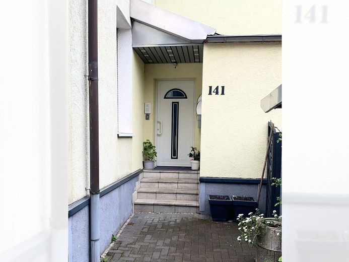Provisionsfrei | Saniertes Mehrfamilienhaus | 32.500 € Jahreskaltmiete – Eingang