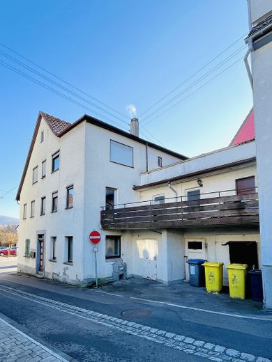 Ansicht mit Garage und Balkon