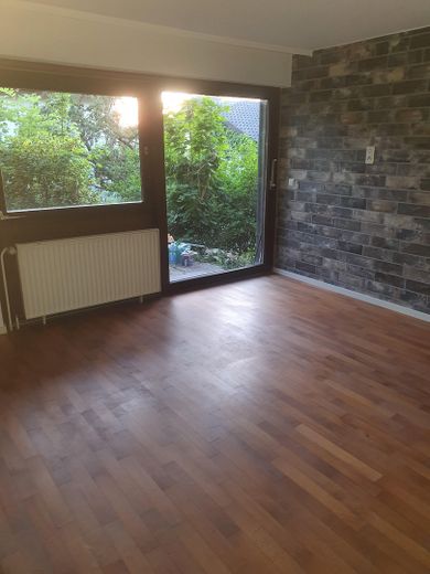 3 Zimmer Wohnung mit Terrasse. – Wohnzimmer Blick zur Terrasse