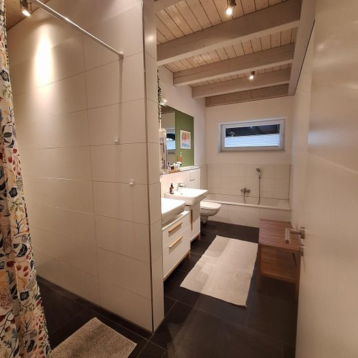 Bad mit Dusche und Badewanne