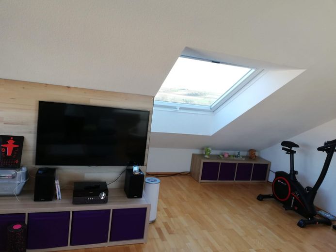 Provisionsfreie, energieeffiziente 3,5-Zimmer-Maisonette-Wohnung auf der Schillerhoehe in Marbach – Raum im Obergeschoss