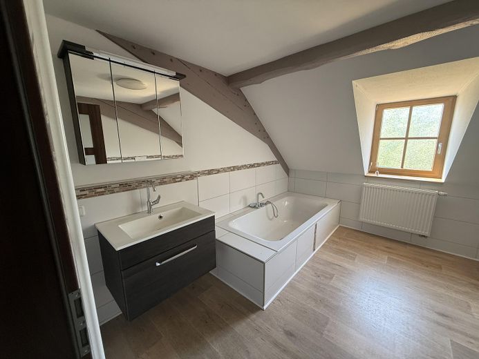 Herrschaftlich wohnen in nachhaltig sanierter DG-Wohnung mit Nebenkosten Fix-Pauschale! – Badezimmer