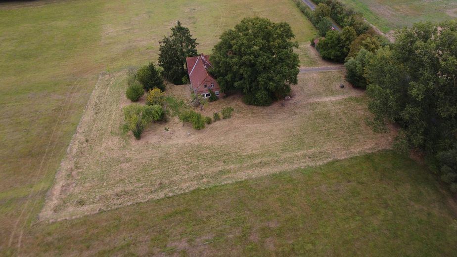 Casa unifamiliare / ex azienda agricola con grande terreno in posizione tranquilla – Foto 9