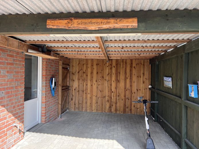 Casa unifamiliare a Schwabstedt, con impianto fotovoltaico, accumulo e solare termico – Carport