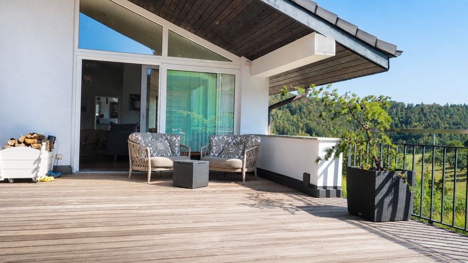 Modernisiertes Einfamilienhaus mit Charakter – Hanglage, Garten und viel Platz in Mömbris – Terrasse