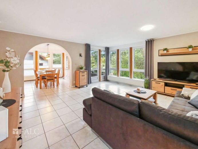 Provisionsfrei! Viel größer als gedacht! EFH mit Kamin, Balkon, Terrasse + Carport! – Wohnzimmer