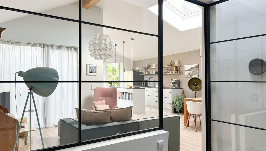 Ventana-asiento con vistas al verde, arquitectura tipo loft y bomba de calor: idilio familiar listo para entrar a vivir en Pulheim – Wohnraum mit Loftflair