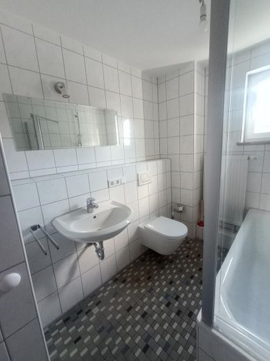 Appartamento di 2 locali, adatto anche come appartamento condiviso – Bad mit Fenster