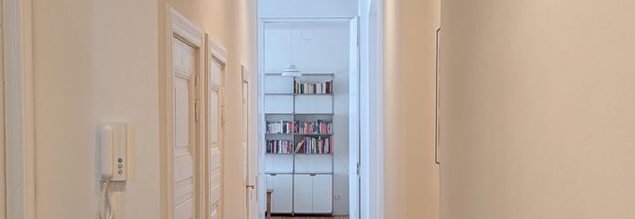 Berlin-Wilmersdorf’da hemen taşınılmaya uygun, yeni yenilenmiş, tamamen mobilyalı 85 m² eski bina dairesi