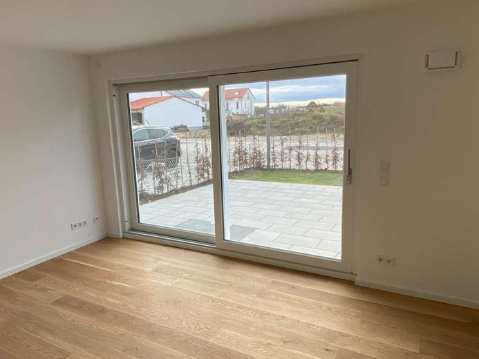 Schöne 2-Zimmer-Gartenwohnung in Bestlage in Höhenkirchen-Siegertsbrunn – Wohnzimmer mit Gartenblick 