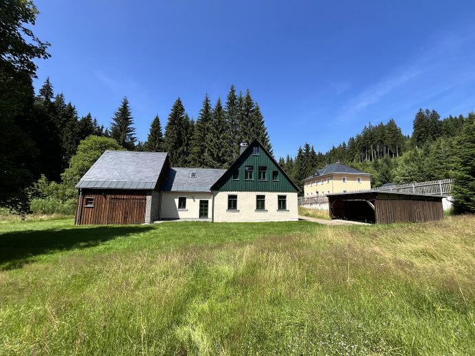 Historisches Forsthaus am Kamm im Erzgebirge – Südansicht mit Carport