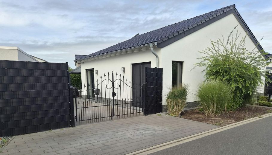 ***Vivienda moderna en una sola planta: bungalow de alta calidad en el distrito de Düren*** – Foto 1