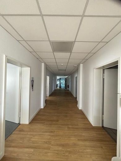 Flur mit Bürozugängen