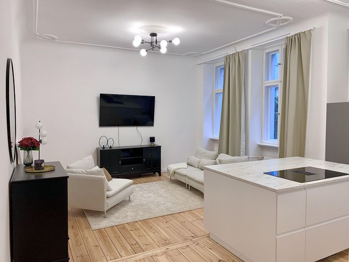 LEONHARDTSTRAßE - provisionsfreies saniertes Apartment – Wohnzimmer