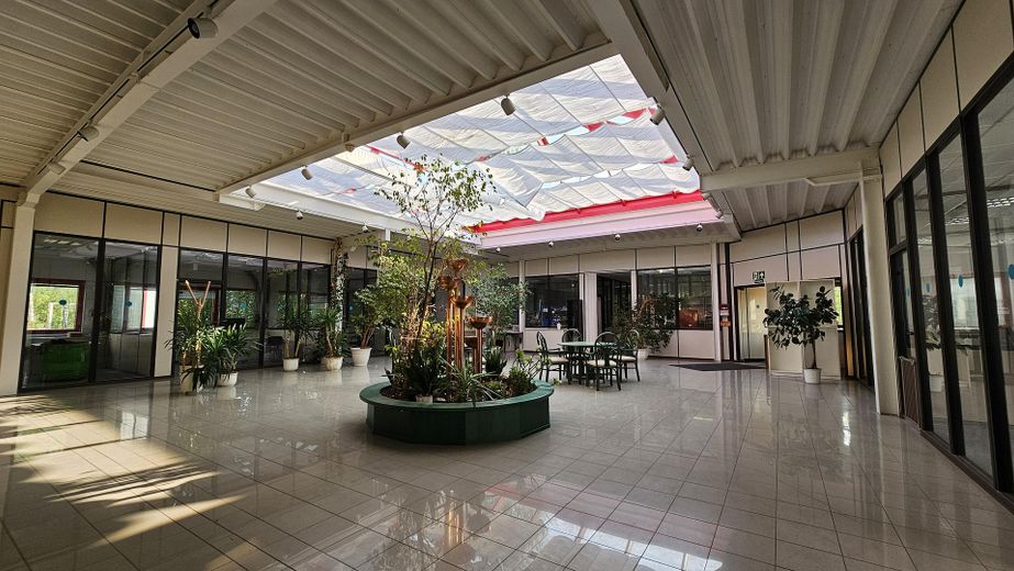 16 Büroräume um das Atrium