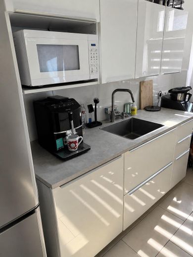 Attraktive, sanierte 75 m² Wohnung (Zweitbezug) mit Tageslichtbad und offener Wohnküche in Köthen – Einbauküche 