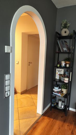 Ehrlich und provisionsfrei:  große 3-4 Zimmer Wohnung mit großzügigem Balkon & Stellplatz – Flur Durchgang