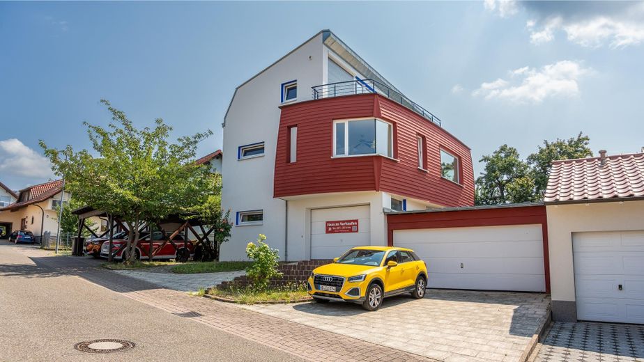 Vivir con vistas panorámicas – Casa bifamiliar bien cuidada con jardín meridional de estilo parque y vistas panorámicas – Ansicht Strassenseite