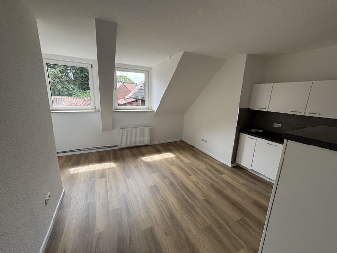 Helle und frisch sanierte 3 Zimmer Wohnung – Küche