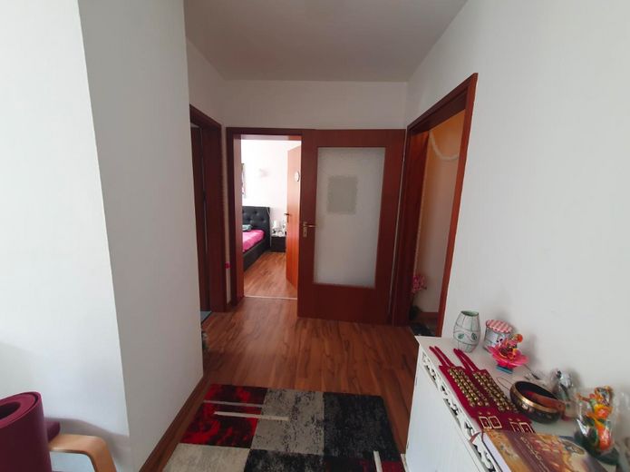 Luminoso appartamento di 2 locali con balcone esposto a sud – parzialmente arredato, 3° piano con ascensore a Gostenhof – Gang