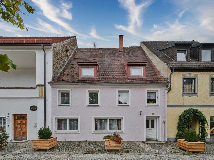 Ihr Projekt im Herzen von Schwarzach: Historisches Stadthaus mit Potenzial für 3 Einheiten – Foto 1