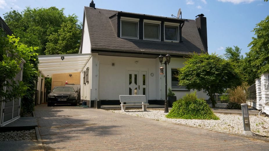 Traumhaus direkt am See mit eigenem Steg in der Natur – Einfahrt