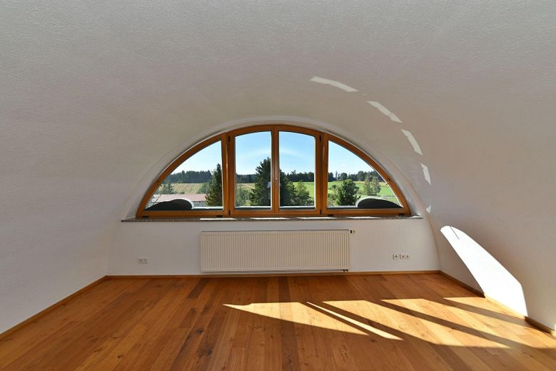 Ampiezza su due livelli – esclusiva maisonette con terrazza sul tetto e vista panoramica – Foto 13
