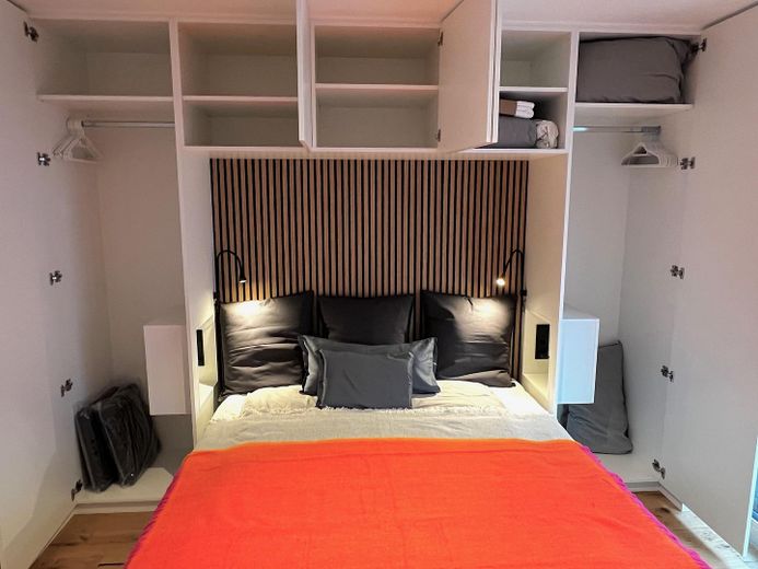 2-Zimmer-WHG komplett ausgestattet, 2-room APP comfortably furnished, Munich Westpark, Metro U6 – Schrank-1 im Schlafzim